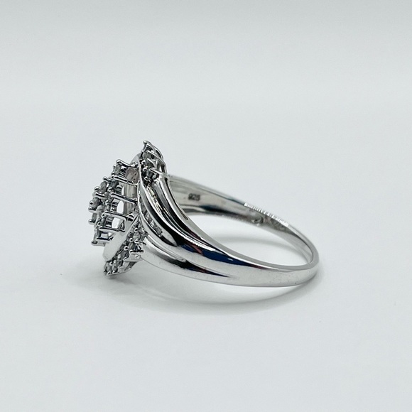 0.40 CT Marquise Cut Natural Diamond Ring - Picture 5 of 8